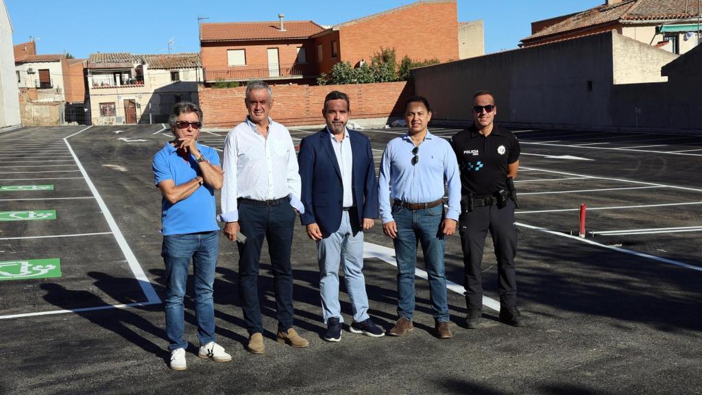 Visita de Romera al aparcamiento público de Bargas.