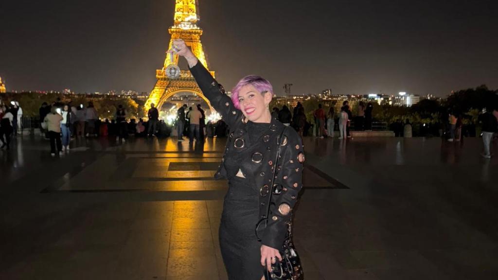 inma liñan junto a su medalla