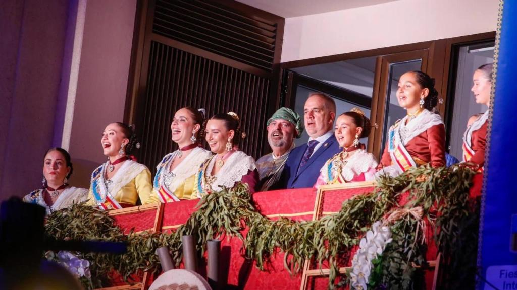 El alcalde de Sant Joan, Santiago Román, disfrutando de la Entrada de Peñas que dio inicio a las Fiestas del Cristo.