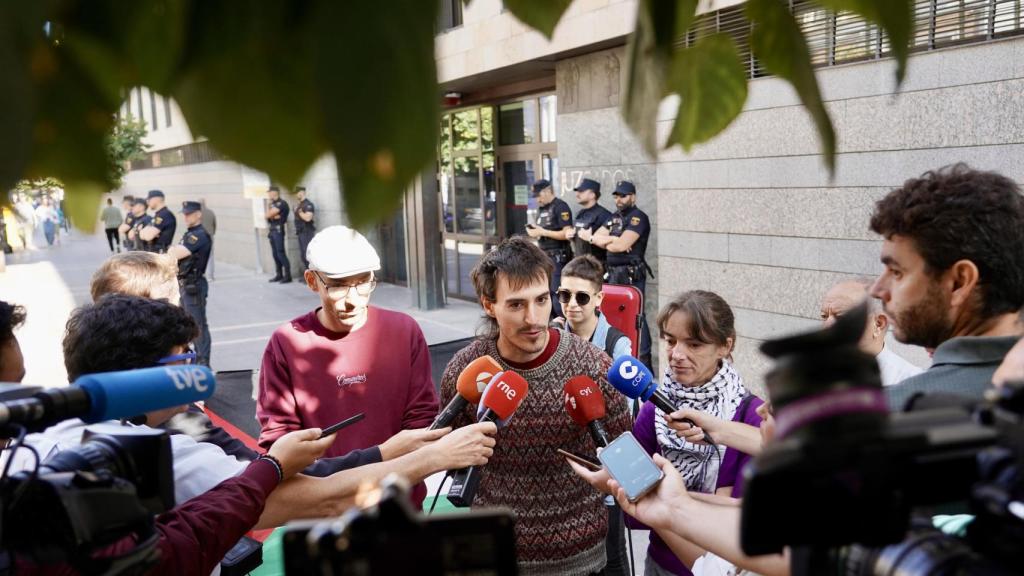 Javier Lázaro en la atención a medios tras presentar la denuncia contra la actuación policial y su detención en La Vuelta