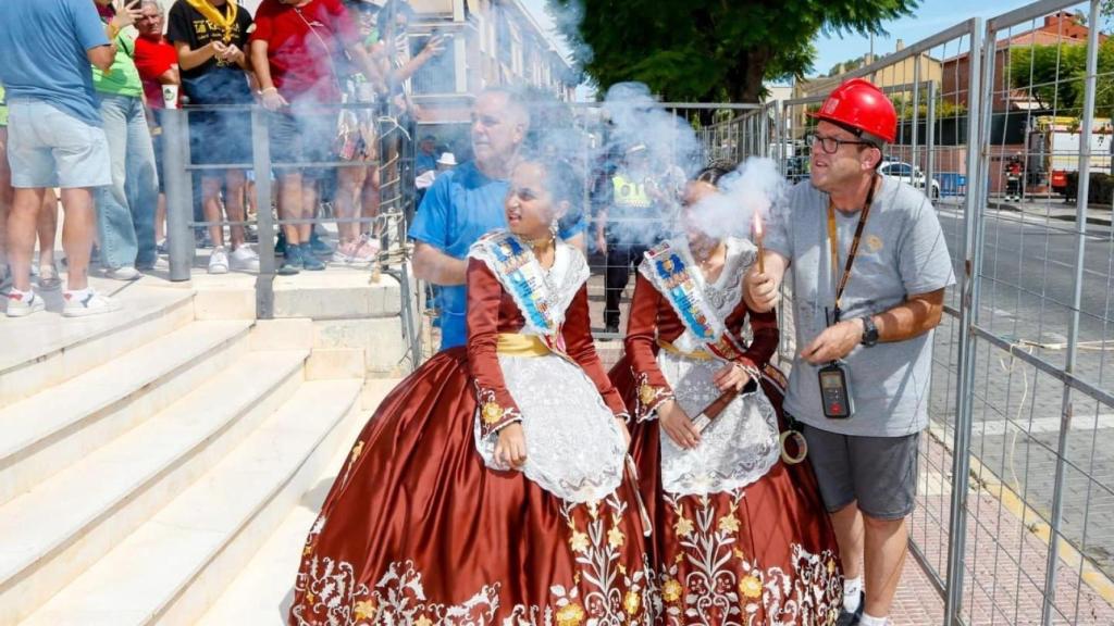 Inicio de una de las mascletaes de Sant Joan.