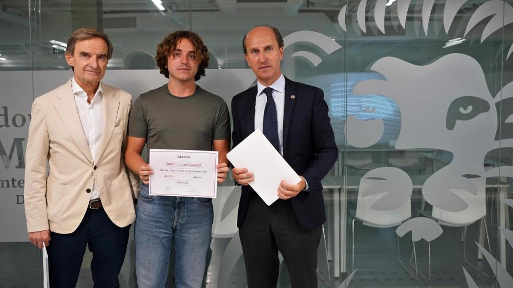 Gabriel Lavao, alumno del Máster, junto a Miguel Ángel Mellado (i) y Jaime Olmedo, rector de la Universidad Camilo José Cela (d).