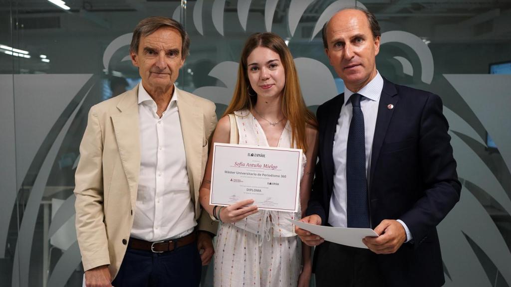 Sofía Antuña, alumna del Máster, posa con Miguel Ángel Mellado (i) y Jaime Olmedo, rector de la Universidad Camilo José Cela (d).