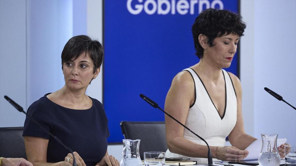 La ministra de Vivienda, Isabel Rodríguez (i) y la ministra de Inclusión, Seguridad Social y Migraciones, Elma Saiz (d), durante una rueda de prensa posterior a la reunión del Consejo de Ministros.