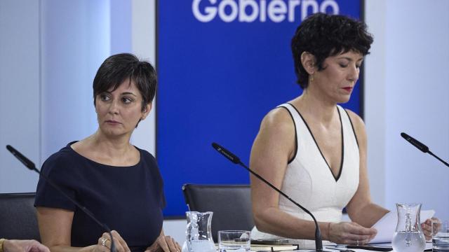 La ministra de Vivienda, Isabel Rodríguez (i) y la ministra de Inclusión, Seguridad Social y Migraciones, Elma Saiz (d), durante una rueda de prensa posterior a la reunión del Consejo de Ministros.