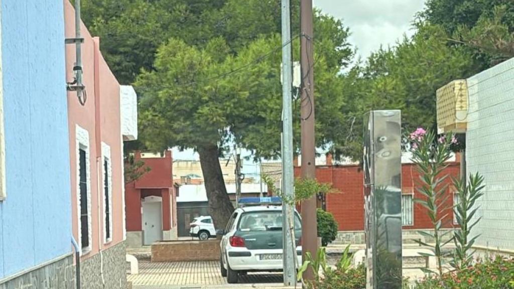 Un coche patrulla apostado, este martes, en la zona donde se ha producido este caso de violencia de género.