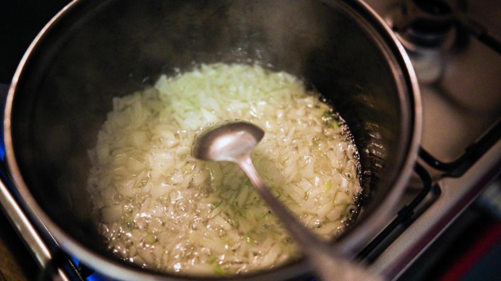 Imagen de una cebolla sofriéndose.