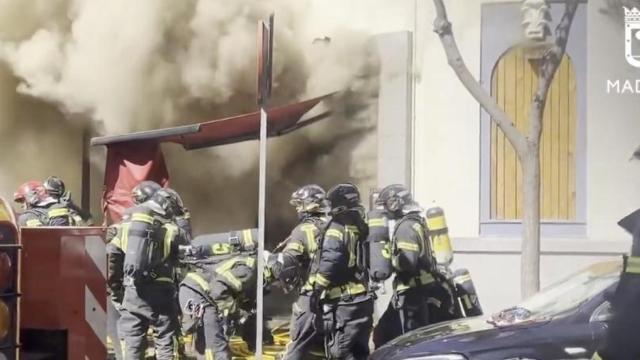 Los bomberos de Madrid trabajando en la extinción de un incendio en la calle Amador de los Ríos