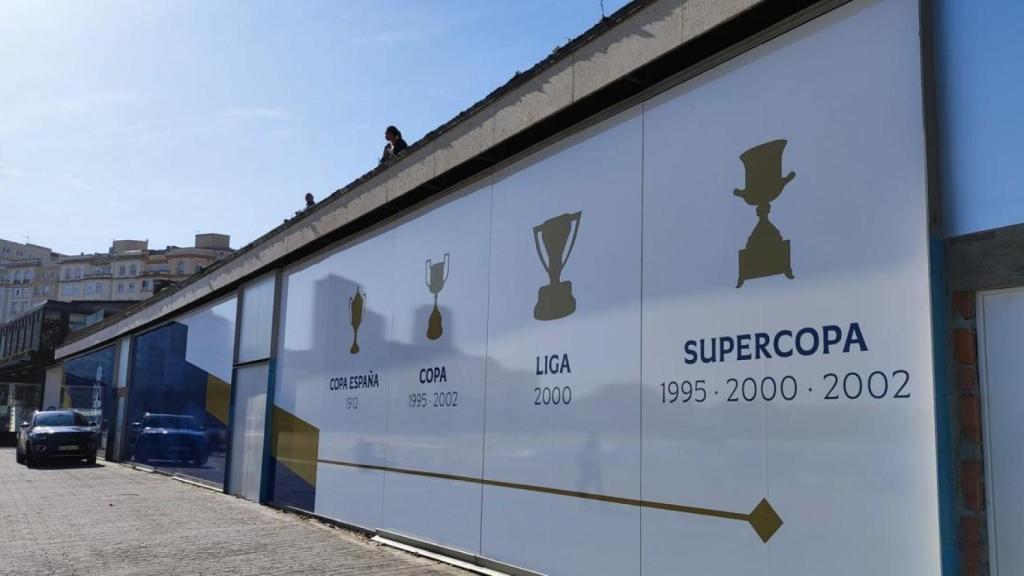 Silueta de los trofeos de los títulos conquistados por el Deportivo, en los Arcados de Riazor.