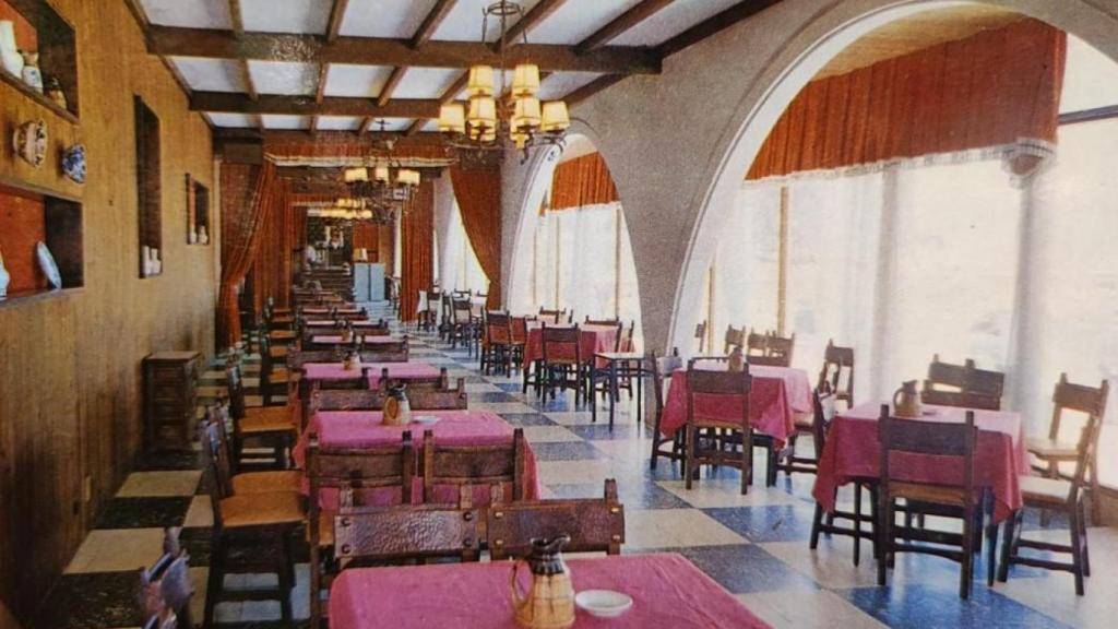 Imagen del antiguo restaurante que había en los Arcados de Riazor en los años ochenta.