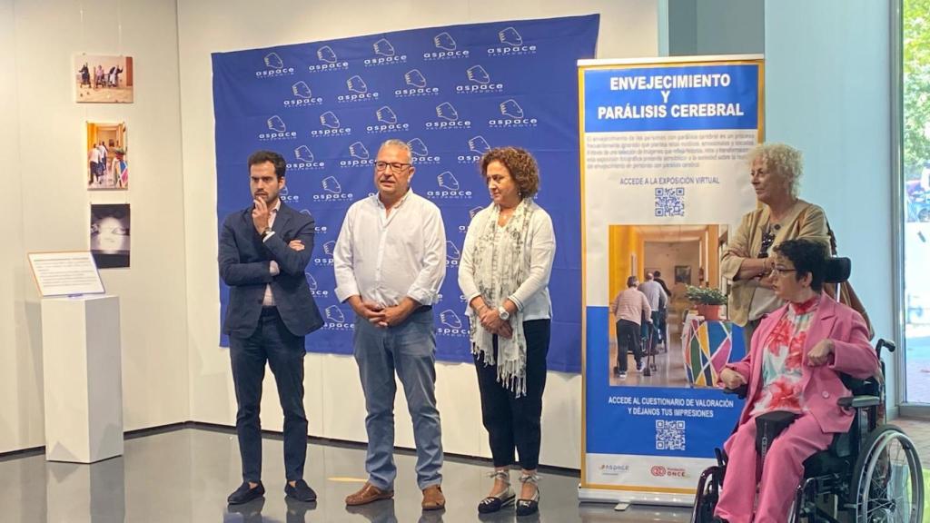 De izquierda a derecha: Rodrigo Nieto, José Cófreces, María Ángeles Cantalapiedra, Rafaela Romero y Rocío Molpeceres en la inauguración de Aspace Valladolid sobre el envejecimiento en las personas con parálisis cerebral