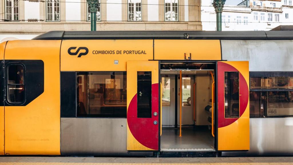 Archivo-Tren amarillo de Comboios de Portugal