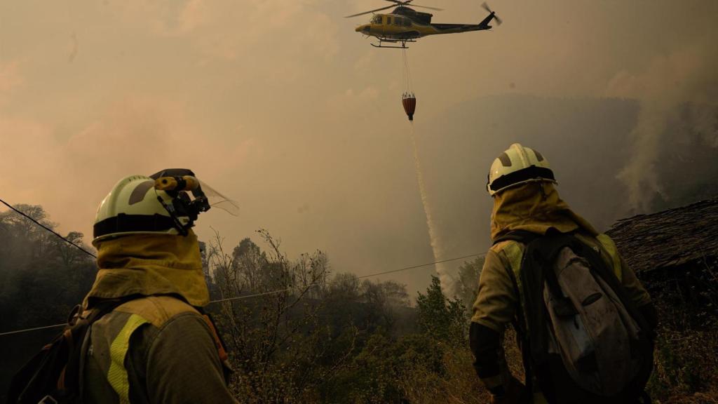 Efectivos de emergencias trabajan para extinguir el fuego durante un incendio registrado en agosto.