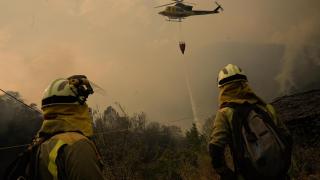 Efectivos de emergencias trabajan para extinguir el fuego durante un incendio registrado en agosto.