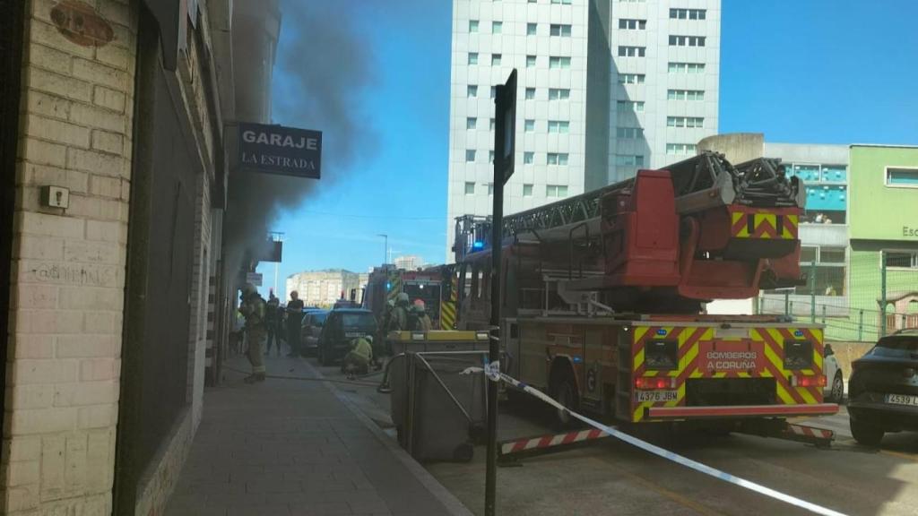 Humo saliendo de un bajo de la calle Sol de A Coruña este martes.