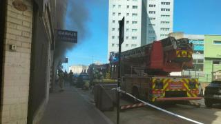 Humo saliendo de un bajo de la calle Sol de A Coruña este martes.