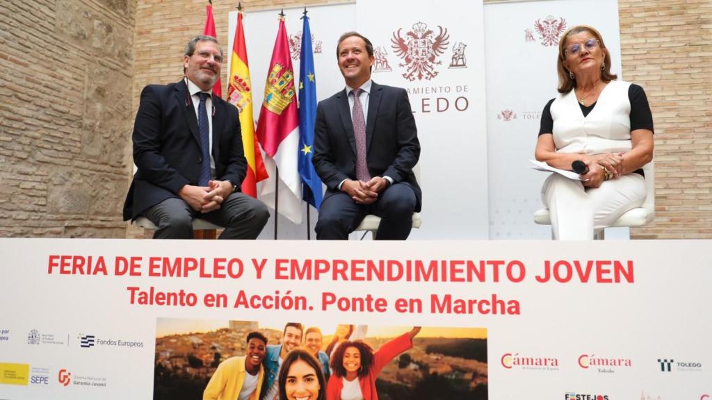 Carlos Velázquez ha estado acompañado por María de los Ángeles Martínez y Manuel Madruga.