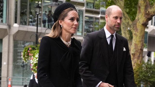 La princesa de Gales y el príncipe Guillermo, a su llegada a la abadía de Westminster.