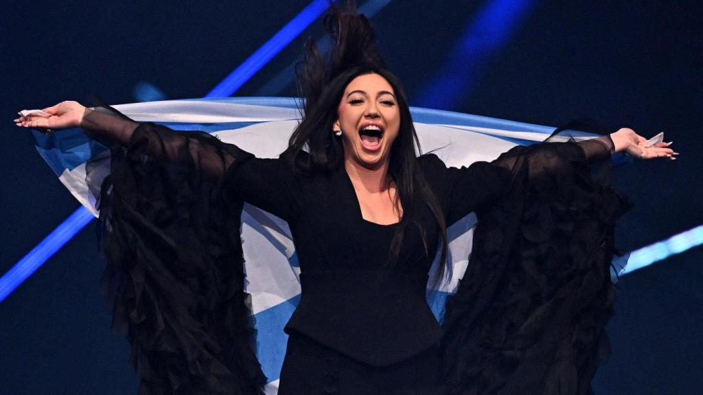 Yuval Raphael durante la 'Flag Parade' de la final del 69 Festival de Eurovisión en el St. Jakobshalle.