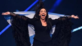 Yuval Raphael durante la 'Flag Parade' de la final del 69 Festival de Eurovisión en el St. Jakobshalle.