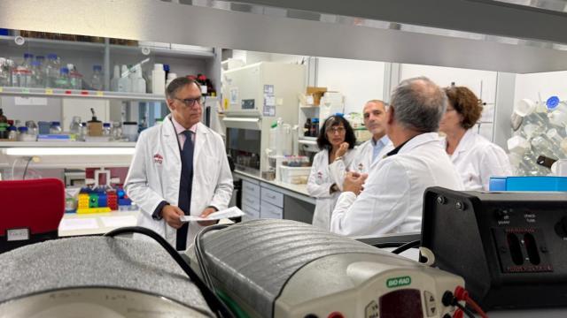 El alcalde de Salamanca, Carlos García Carbayo, durante su visita al Instituto de Biología Funcional y Genómica, este martes