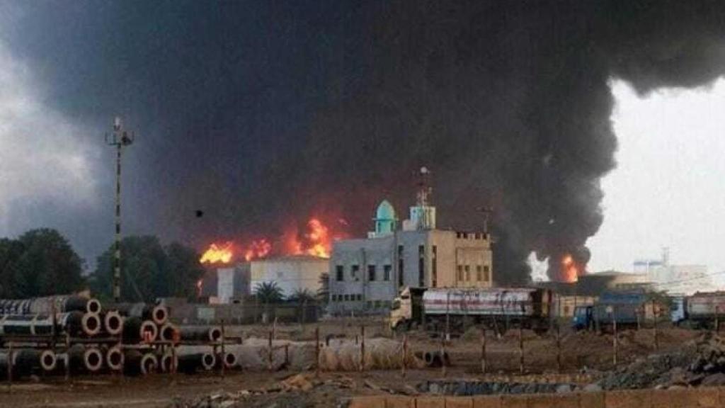 Imagen en las redes sociales del humo elevándose sobre el puerto de Al Hodeida, Yemen, tras el ataque de Israel.