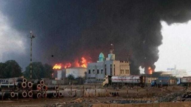 Imagen en las redes sociales del humo elevándose sobre el puerto de Al Hodeida, Yemen, tras el ataque de Israel.