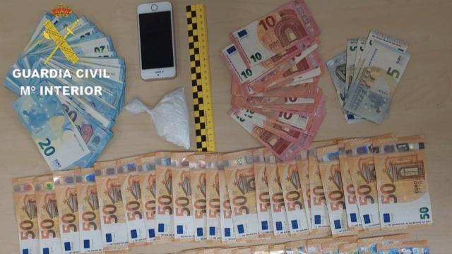 Dinero en efectivo y cocaína intervenida a un conductor que fue interceptado por la Guardia Civil en Tomiño (Pontevedra)