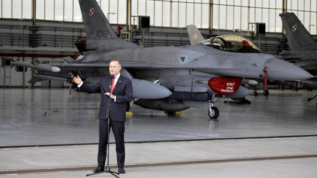 El presidente polaco, Karol Nawrocki, visita la 31.ª Base Aérea Táctica al día siguiente de las violaciones del espacio aéreo polaco por drones ruso.
