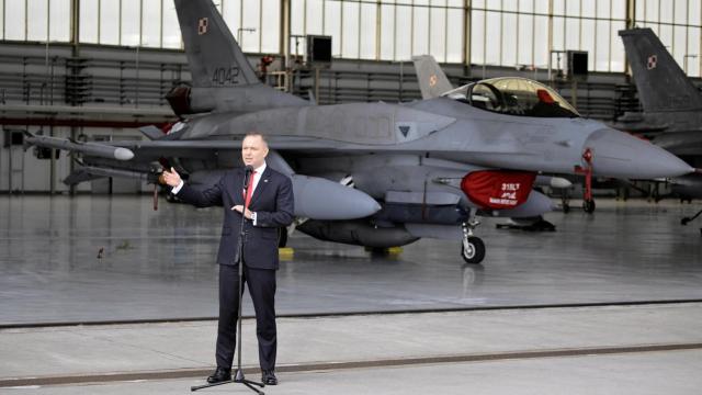 El presidente polaco, Karol Nawrocki, visita la 31.ª Base Aérea Táctica al día siguiente de las violaciones del espacio aéreo polaco por drones ruso.