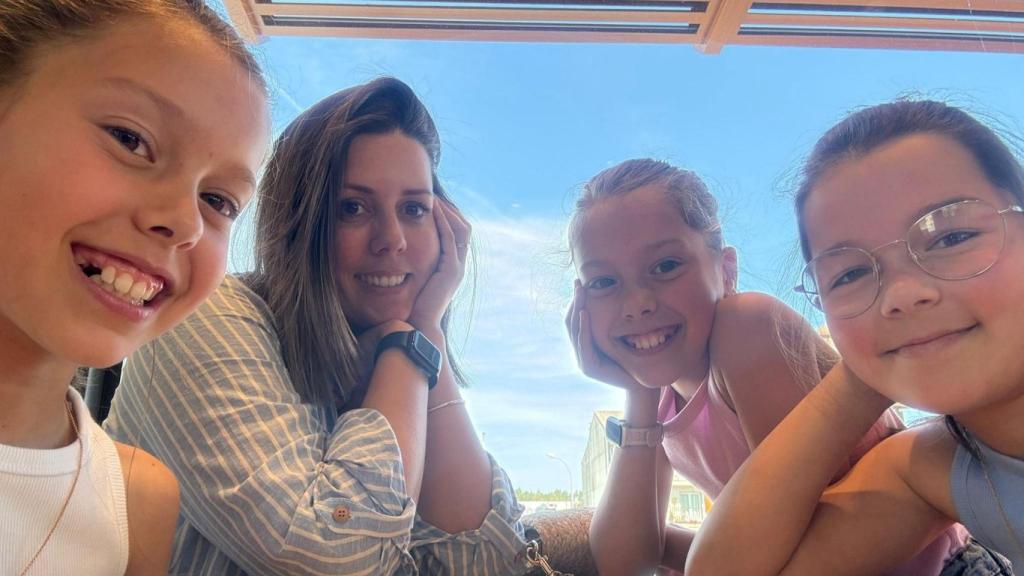 Lucía Sambade, con sus tres hijas, Paula, Clara y Nadia