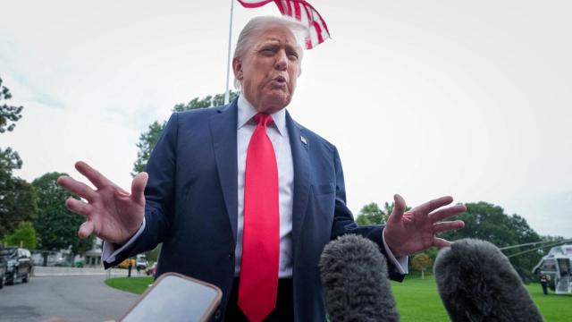Donald Trump habla con los medios antes de su viaje a Reino Unido.