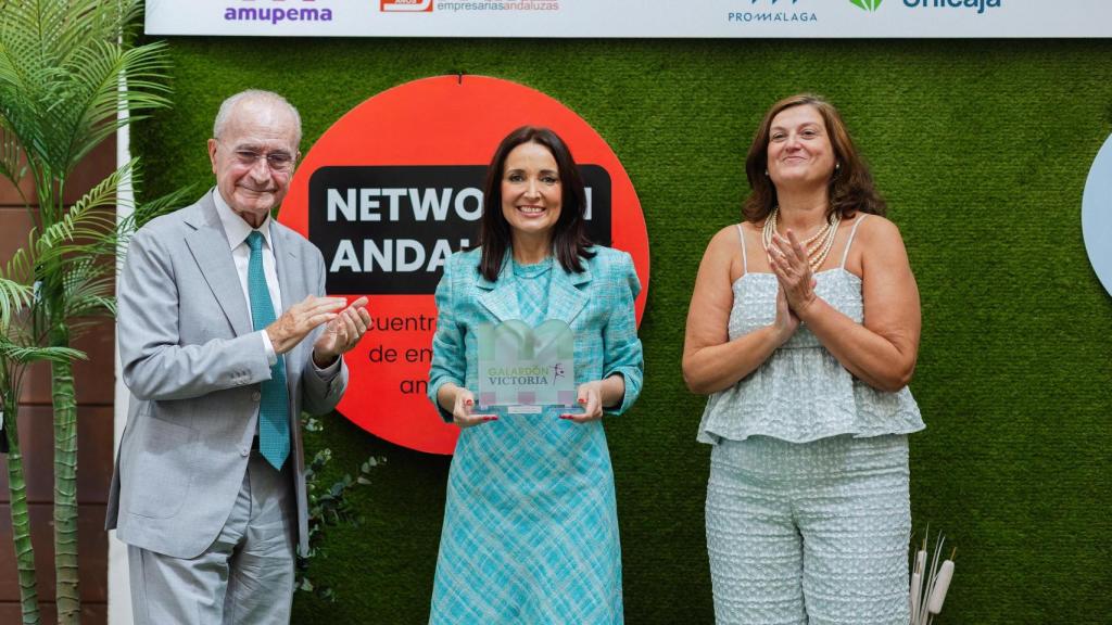 Francisco de la Torre, Cruz Sánchez de Lara y Rocío García, durante la entrega del premio.