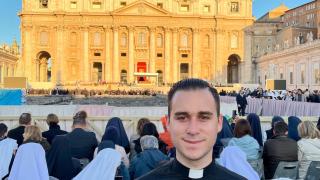 El sacerdote Miguel Tovar, en la Plaza de San Pedro del Vaticano.