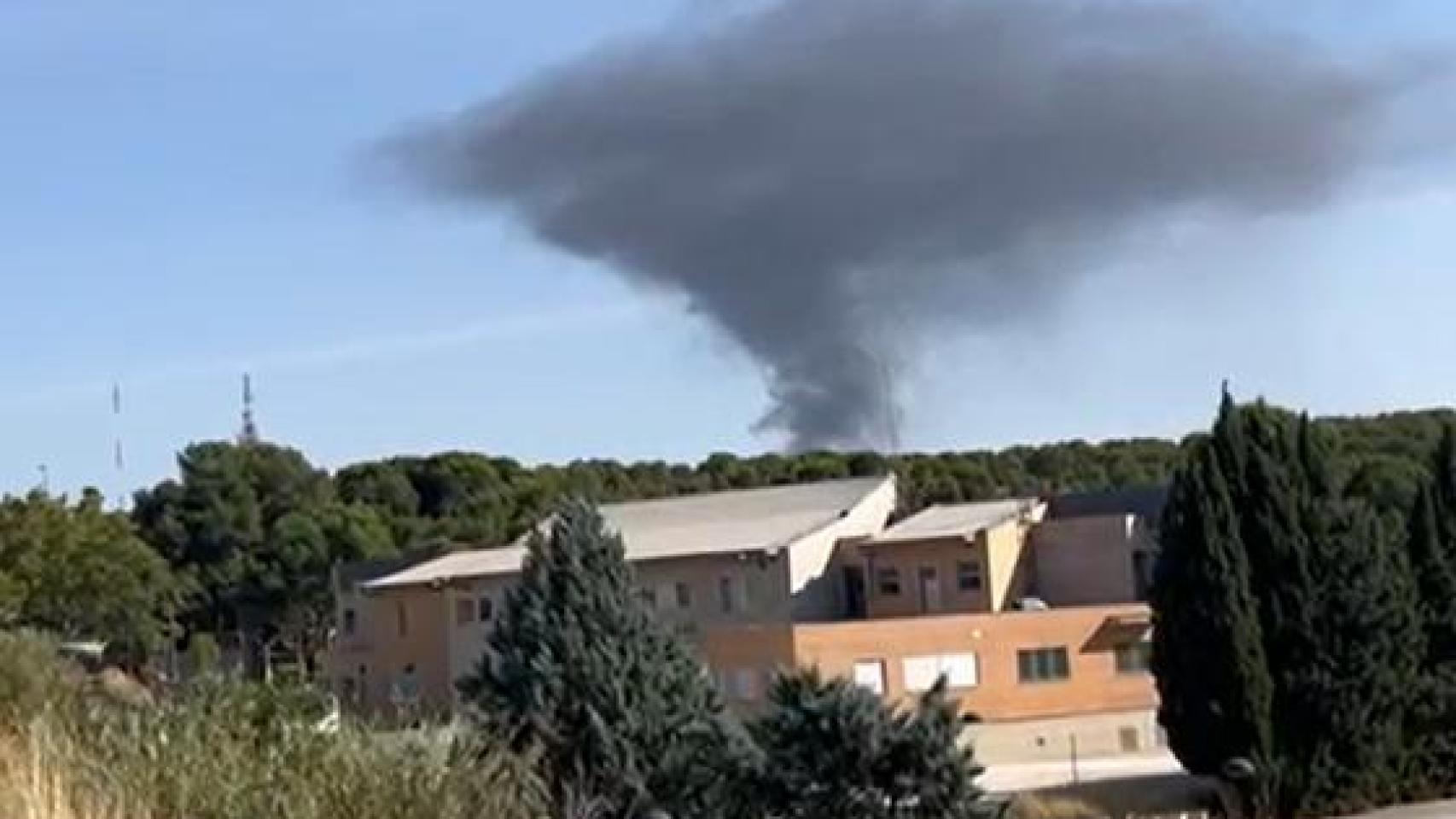 Una gran columna de humo negro a causa del incendio en el PTR en Zaragoza