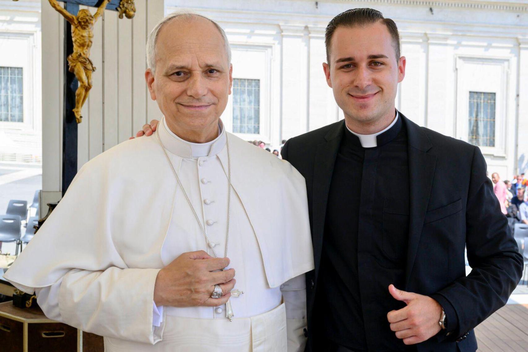 El Papa León XIV y el sacerdote Miguel Tovar.