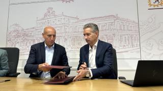 Firma del acuerdo entre el alcalde de León, José Antonio Diez y el director general de HP SCDS, Miguel Ángel Turrado, este martes en el Ayuntamiento de la capital leonesa