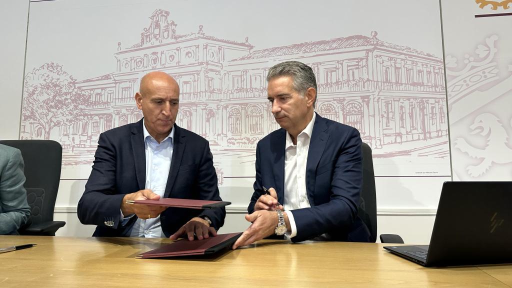 Firma del acuerdo por parte del alcalde de León, José Antonio Diez y del director general de HP SCDS, Miguel Ángel Turrado, este martes en el Ayuntamiento de la capital leonesa