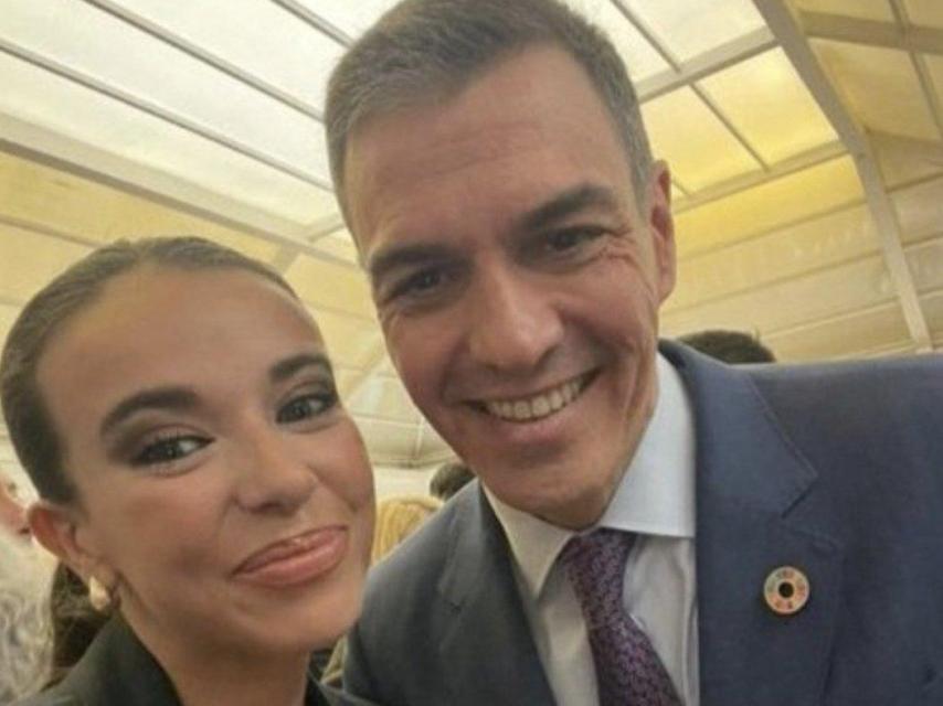 La tertuliana Sarah Santaolalla junto a Pedro Sánchez.