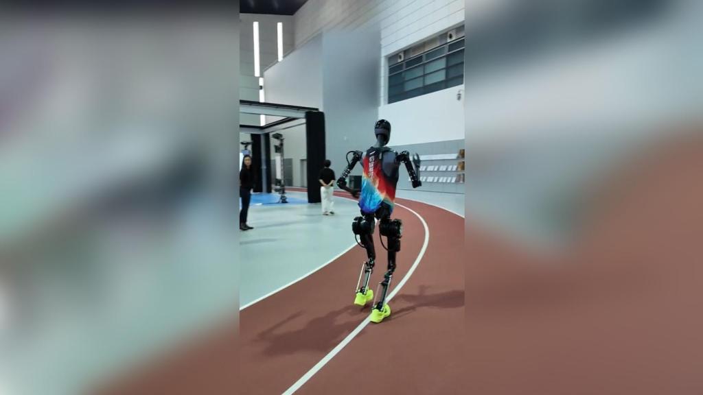 Tien Kung probando zapatillas.