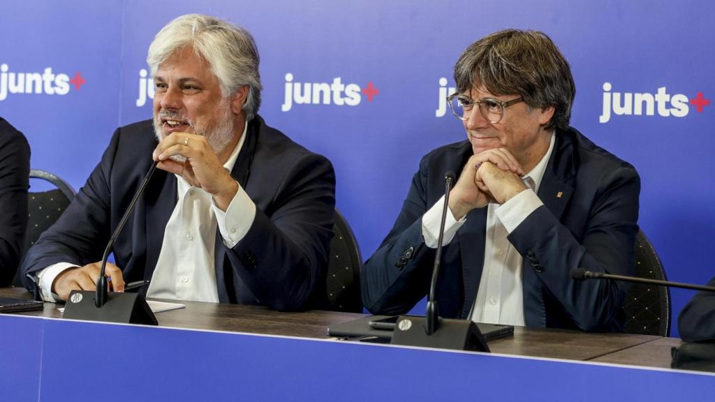 El expresidente catalán Carles Puigdemont este lunes, junto a Albert Batet, con la cúpula de Junts en Waterloo.