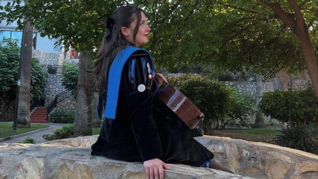 Paula posa a la cámara vestida de tuna.