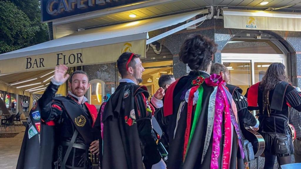 Juan Pablo sonríe a cámara.