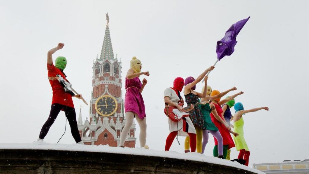 Acción 'Putin se hizo pis en los pantalones' en la Plaza Roja de Moscú, en 2012.