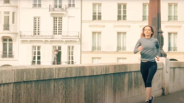 Andrea Marcolongo corriendo en un vídeo promocional de la editorial.