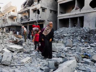 Consecuencias de un ataque israelí nocturno contra una casa en la ciudad de Gaza.