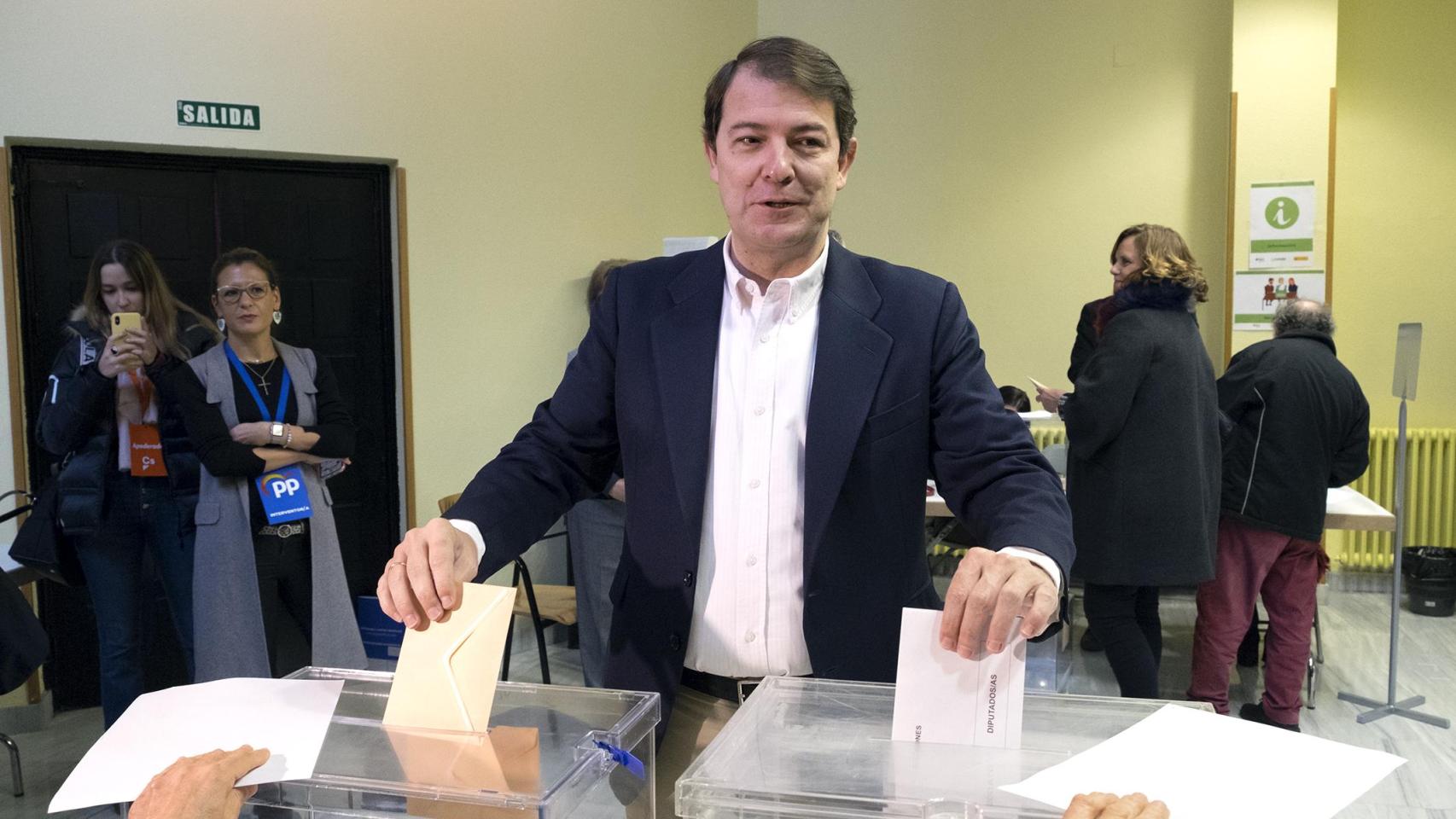 El presidente de la Junta, Alfonso Fernández Mañueco, vota en unas elecciones en Salamanca