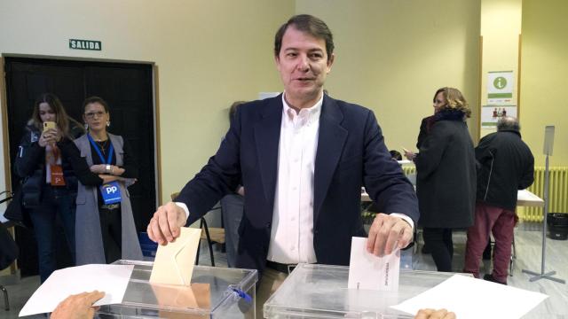 El presidente de la Junta, Alfonso Fernández Mañueco, vota en unas elecciones en Salamanca