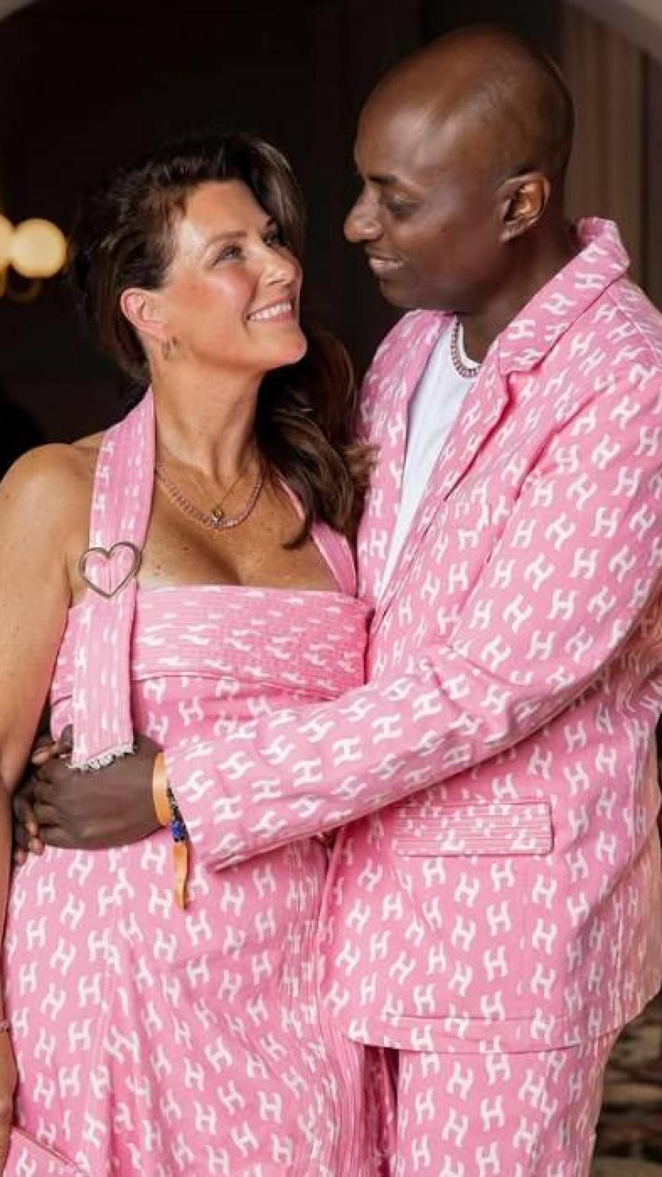 La dupla, feliz, mirándose enamorada.