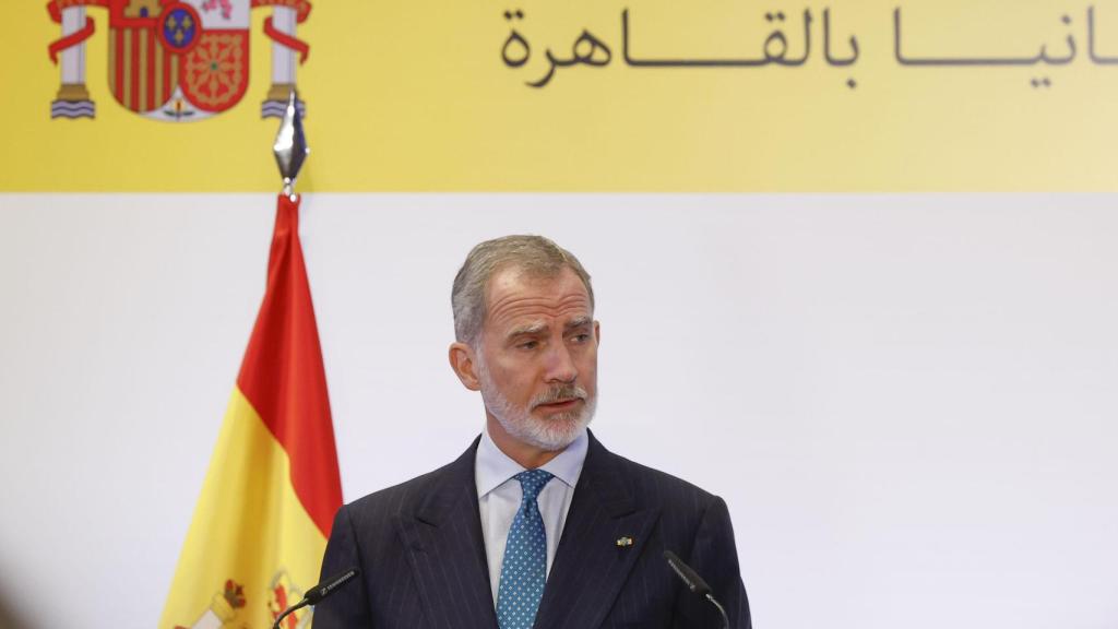 El rey Felipe VI, durante la recepción a una representación de la colectividad española en el El Cairo, este martes durante su primer viaje de Estado a Egipto.